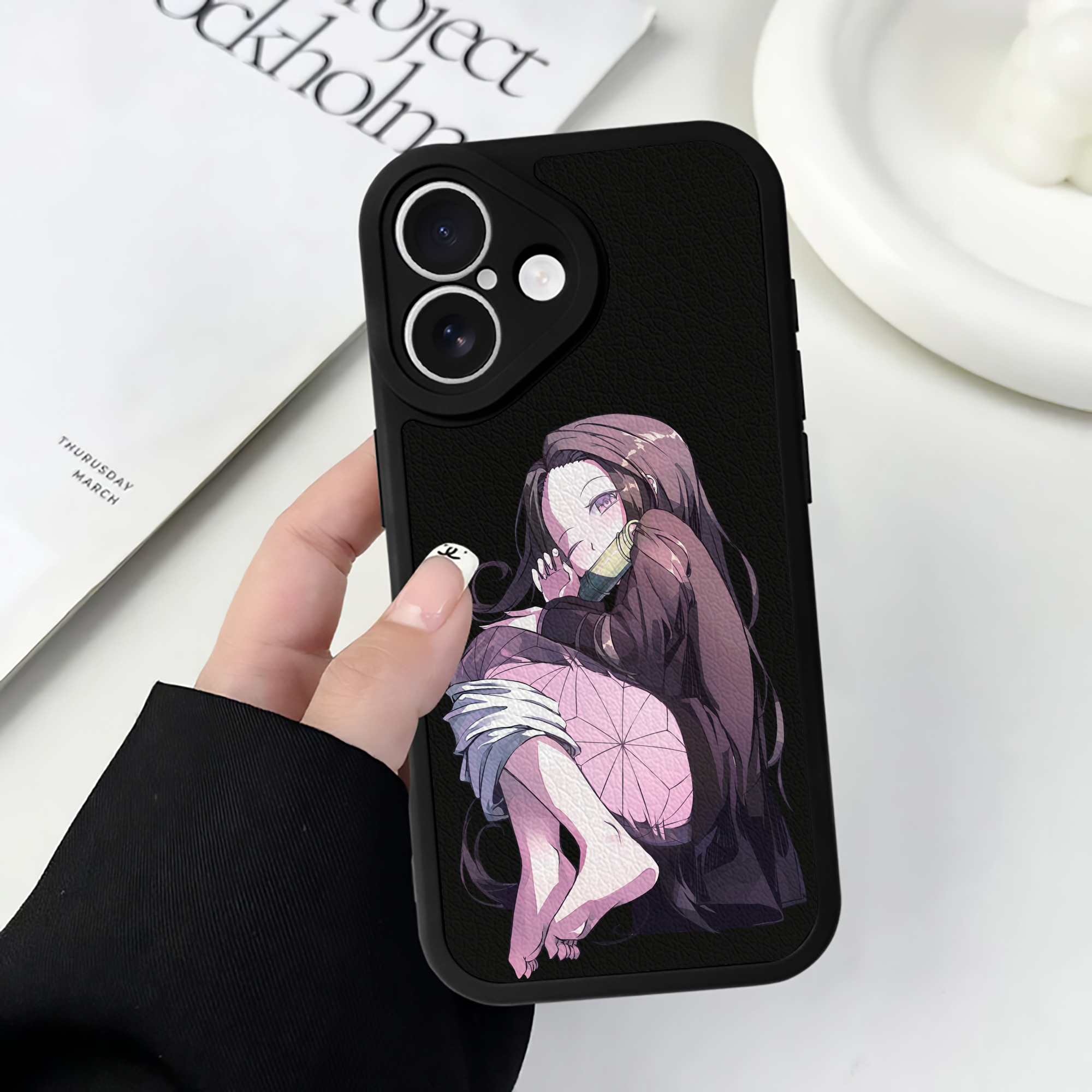 （画像用） 鬼滅の刃（きめつのやいば）竈門 禰󠄀豆子／かまど ねずこ Kamado Nezuko 【iPhone 16シリーズ対応】シリコンスマホケース（レザー調） 材質：シリコン